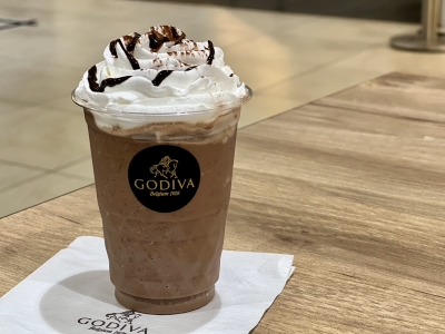 ほろ苦チョコレートとまろやかミルクのハーモニー！ゴディバのフローズンドリンク「ショコリキサー ミルクチョコレート カカオ50％」｜スイーツファン通信