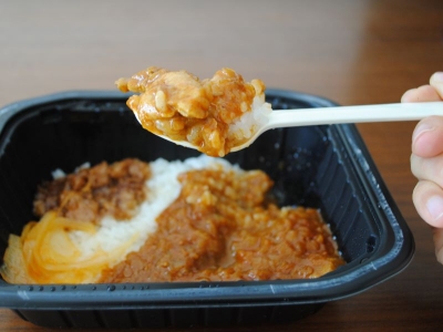 チンするだけの本格スパイスチキンカレー！セブン-イレブンの冷凍食品「EASE UP　魯珈監修 ろかプレート」｜コンビニトピック