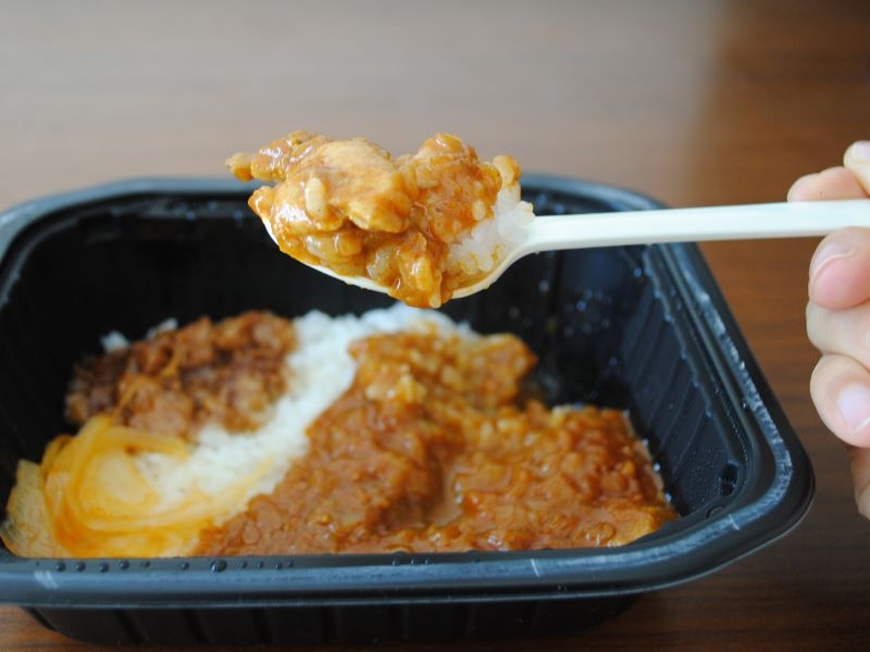 チンするだけの本格スパイスチキンカレー！セブン-イレブンの冷凍食品「EASE UP　魯珈監修 ろかプレート」｜レポハピ グルメ ニュース 