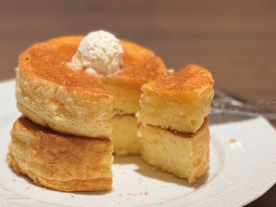 厚さ4センチ！外カリッ、中フワフワの至福！星乃珈琲店「蜜焼きスフレパンケーキ（ダブル）」｜スイーツファン通信