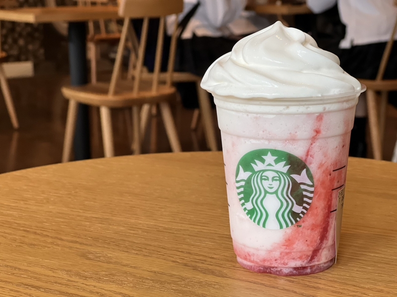 外せないスタバの新作!赤白のマーブル模様がかわいい「ストロベリーフラペチーノ」を飲んできた♪ 外せないスタバの新作!赤白のマーブル模様がかわいい「ストロベリーフラペチーノ」を飲んできた♪|スイーツファン通信