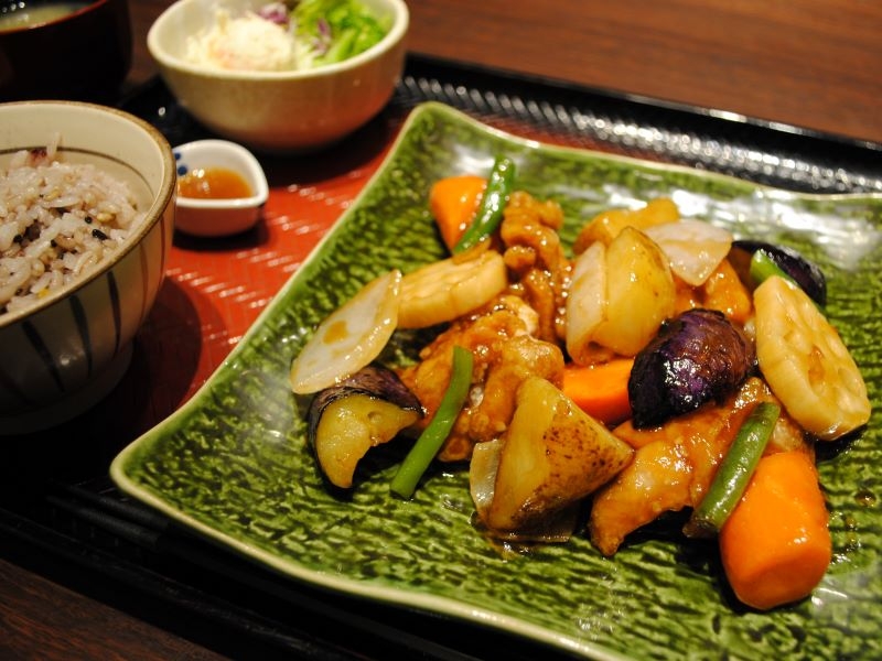 野菜をたっぷり食べられる！大戸屋の彩り豊かな「鶏と野菜の黒酢あん定食」で元気チャージ｜レポハピ グルメ ニュース 