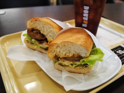 ドトールでちょっとブレイク！ ガツンとパンチの効いた「ミラノサンド」で小腹満たし｜グルメニュース 