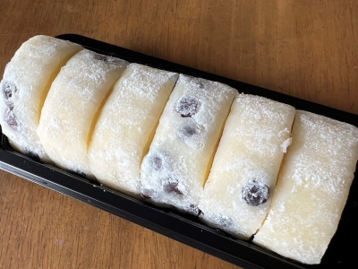 再販、待ってました！ 和と洋が見事に融合♪ ローソンの「塩豆大福仕立てのもち食感ロール」｜コンビニトピック