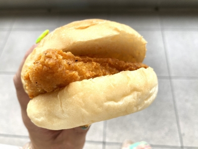 したたる肉汁とたっぷりボリュームに感激！ローソンの人気商品「Lチキ」を専用バンズで挟んでみた｜コンビニトピック