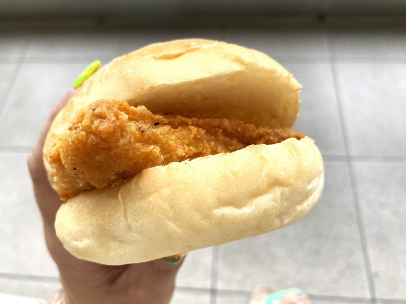 したたる肉汁とたっぷりボリュームに感激!ローソンの人気商品「Lチキ」を専用バンズで挟んでみた したたる肉汁とたっぷりボリュームに感激!ローソンの人気商品「Lチキ」を専用バンズで挟んでみた|コンビニトピック