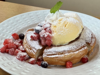 酸味のあるミックスベリーとホットチョコソースの組み合わせが抜群！ココス「ホットチョコ＆ベリーココッシュ」｜スイーツファン通信