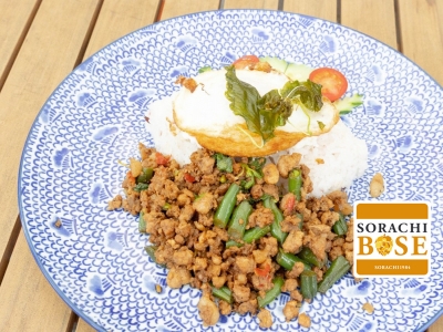 【東京都 千代田区　日比谷サロー】スパイシーさがたまらない！「本気の“バンコクガパオライス”上州もち豚使用」日比谷公園の中にある開放的なガーデンレストラン