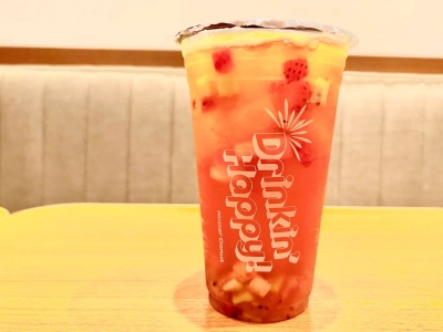 ドリンクなのに食べ応えあり！ゴロゴロ食感が楽しいミスタードーナツ「赤色フルーツティ ストロベリー＆キウイ」｜スイーツファン通信