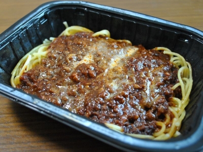 セブンイレブン・金のシリーズのお手軽スパゲッティ！＃の贅沢濃厚ソースが食欲をそそる「７プレミアムゴールド　金のボロネーゼ」｜コンビニトピック