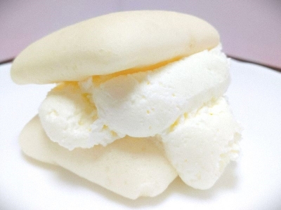 パオ生地に濃厚ミルクのふわふわクリームをたっぷりサンド♪生クリーム専門店「Milk」×ローソン「白いふわふわクリームサンド」｜レポハピグルメニュース
