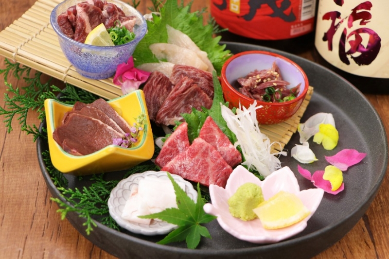 イナカヤ三大名物のひとつ! 限りなく生に近い食感「さしみーと」の「焼かない焼肉 七福神盛り合わせ」大分・中津発祥の“焼かない焼肉”のお店(大阪市 福島区 焼かない焼肉 イナカヤ 福島店) イナカヤ三大名物のひとつ! 限りなく生に近い食感「さしみーと」の「焼かない焼肉 七福神盛り合わせ」大分・中津発祥の“焼かない焼肉”のお店(大阪市 福島区 焼かない焼肉 イナカヤ 福島店)|焼かない焼肉 イナカヤ(福島店)