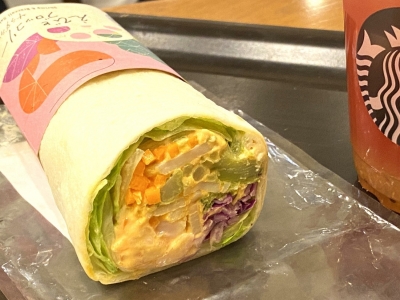 ワンハンドで手軽に野菜を摂れる！スターバックスの人気サラダラップ「えびとブロッコリー」を実食♪｜グルメニュース 