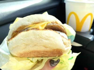 朝限定の美味しさ！マクドナルドの朝マックで「ソーセージエッグマフィンセット」を楽しむ♪｜グルメニュース 
