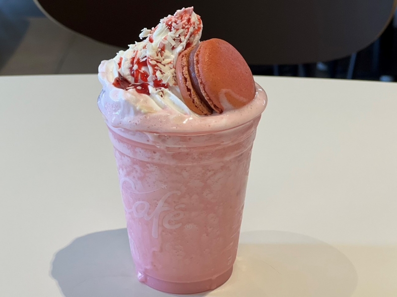 マクドナルドで楽しむカフェメニュー!ピンクの世界観にテンションアップ♪「ホワイトチョコストロベリーフラッペ&マカロンラズベリー」 マクドナルドで楽しむカフェメニュー!ピンクの世界観にテンションアップ♪「ホワイトチョコストロベリーフラッペ&マカロンラズベリー」|スイーツファン通信