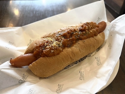 タリーズコーヒーの人気シリーズ・ボールパークドッグに新メニューが登場！スパイスの香りがたまらない「ボールパークドッグ7種スパイスのバターチキンカレー」｜グルメニュース 