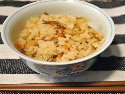 リッチなだしの味わいにお箸が進む！旨味たっぷりの炊き込みご飯！茅乃舎「炊き込みご飯の素　じゃこ」｜レポハピ グルメ ニュース 