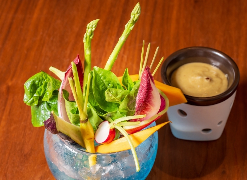 彩り華やか!農家から取り寄せた旬の野菜を特製ソースでいただく「農園バーニャカウダ」素材のおいしさを贅沢に味わう本格イタリアンレストラン(大阪市 西区 bistecca IL FORNO/ビステッカ イル フォルノ)