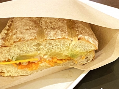 リベイクでさらに美味しく！サンマルクカフェのホットサンド「トリュフ香るエビアボカド」を実食｜グルメニュース 