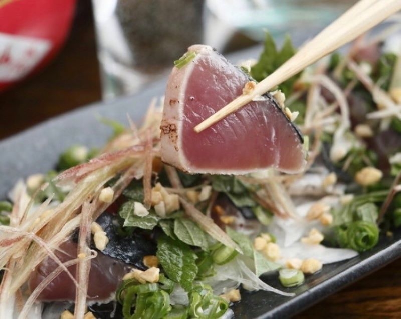 サラダ感覚で味わう!高知名物「カツオの塩タタキ」毎日変わるお品書きに季節を感じる創作料理店(大阪市 北区 四季の味 今井きしょう)