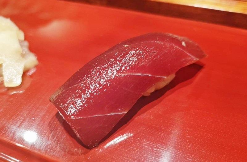 ルビーのように美しい「赤身のヅケ」食材と魅せ方にこだわる店主が手掛ける“五感で味わう”食のエンターテイメント空間(大阪市 北区 鮨なか川)