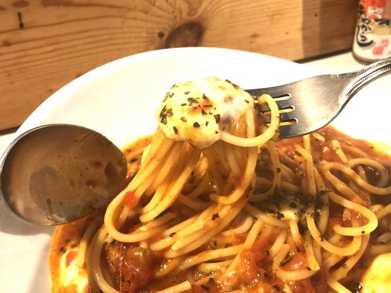 自家製の濃厚トマトソースが味の決め手!「モッツァレラチーズとトマトソース」イタリア料理出身の店主が腕を振るう多彩なメニューが魅力の洋風居酒屋(大阪市 福島区 セカンドスペース)