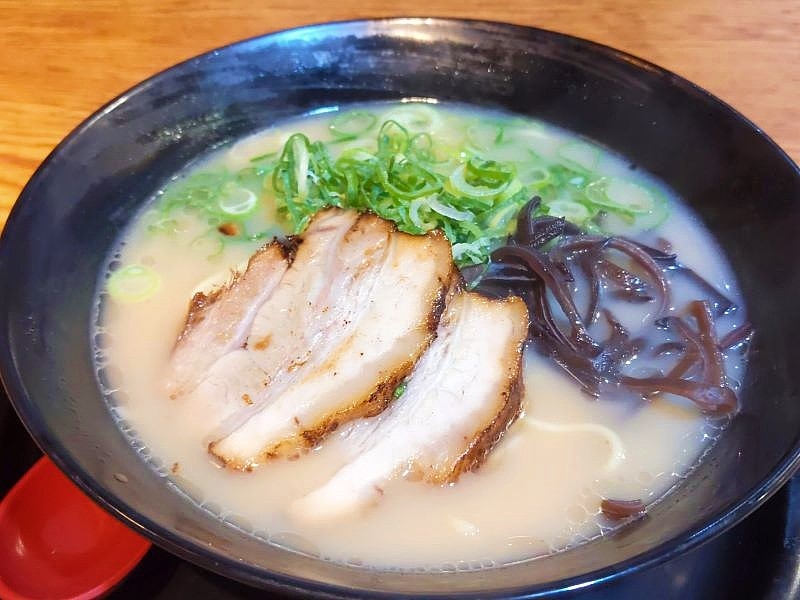 豚骨を長時間煮込んだこだわりのスープと手作りチャーシューが自慢の「藤吉ラーメン」手作りプリンも人気のラーメン店(大阪市 平野区 ラーメン藤吉 平野店)