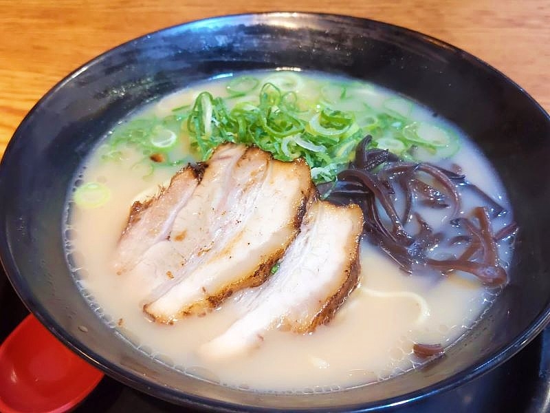 豚骨を長時間煮込んだこだわりのスープと手作りチャーシューが自慢の「藤吉ラーメン」手作りプリンも人気のラーメン店（大阪市 平野区　ラーメン藤吉 平野店）｜ラーメン藤吉 平野店