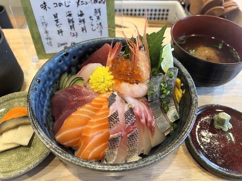 旬のネタが山盛り！ リピーター続出の「海鮮丼」店主が地元市場で目利きした鮮魚をリーズナブルに味わえる居酒屋（大阪市 生野区　味コのじ）｜味　コのじ