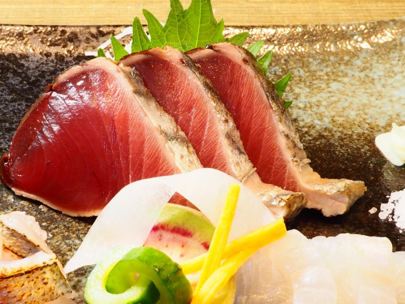 サッポロ SORACHI 1984 【宮城県 気仙沼市 和醸酒一杯屋梟】稲藁で炙る「カツオの藁焼き造り」は店主自慢の一品! 気仙沼の新鮮な食材を使ったこだわりのメニューを楽しめる“ミシュランガイド宮城2017版”掲載の人気居酒屋|サッポロ SORACHI 1984-002