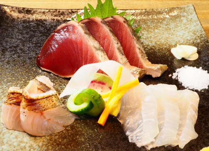 サッポロ SORACHI 1984 【宮城県 気仙沼市 和醸酒一杯屋梟】稲藁で炙る「カツオの藁焼き造り」は店主自慢の一品! 気仙沼の新鮮な食材を使ったこだわりのメニューを楽しめる“ミシュランガイド宮城2017版”掲載の人気居酒屋|サッポロ SORACHI 1984-003