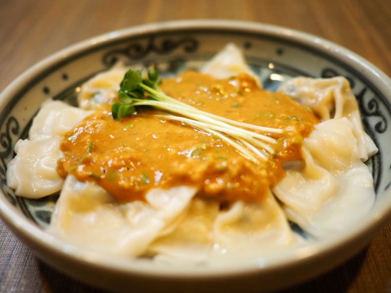 サッポロ SORACHI 1984 【宮城県 気仙沼市 和醸酒一杯屋梟】稲藁で炙る「カツオの藁焼き造り」は店主自慢の一品! 気仙沼の新鮮な食材を使ったこだわりのメニューを楽しめる“ミシュランガイド宮城2017版”掲載の人気居酒屋|サッポロ SORACHI 1984-006