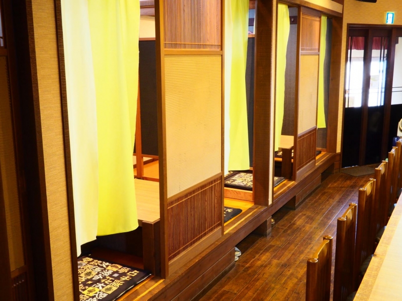 サッポロ SORACHI 1984 【宮城県 気仙沼市 和醸酒一杯屋梟】稲藁で炙る「カツオの藁焼き造り」は店主自慢の一品! 気仙沼の新鮮な食材を使ったこだわりのメニューを楽しめる“ミシュランガイド宮城2017版”掲載の人気居酒屋|サッポロ SORACHI 1984-009