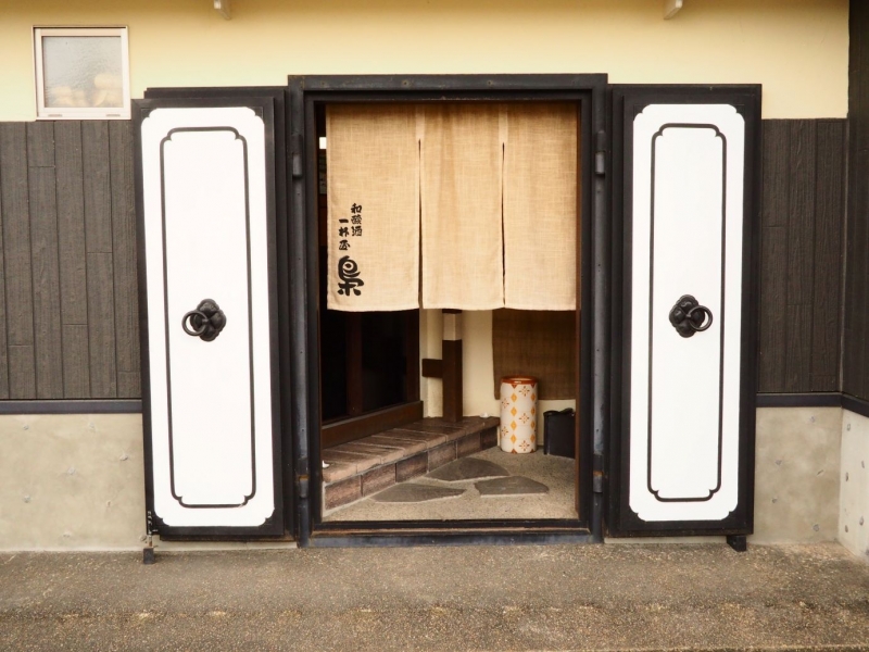 サッポロ SORACHI 1984 【宮城県 気仙沼市 和醸酒一杯屋梟】稲藁で炙る「カツオの藁焼き造り」は店主自慢の一品! 気仙沼の新鮮な食材を使ったこだわりのメニューを楽しめる“ミシュランガイド宮城2017版”掲載の人気居酒屋|サッポロ SORACHI 1984-012