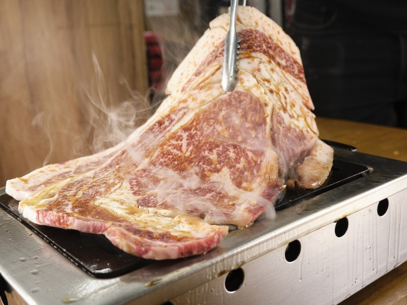 予約必須!豪快に焼き上げる「黒毛和牛のはみ出るカルビ」“世界一記憶に残る焼肉屋”がモットーの五感で楽しむ焼肉店「大阪焼肉・ホルモン ふたご」 予約必須!豪快に焼き上げる「黒毛和牛のはみ出るカルビ」“世界一記憶に残る焼肉屋”がモットーの五感で楽しむ焼肉店「大阪焼肉・ホルモン ふたご」|大阪焼肉・ホルモン ふたご