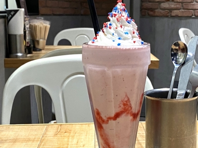 サイドメニューもあなどれない！ J.S.BURGERS CAFEの人気ドリンク「J.S.シェイク ダブルベリークリーム」を飲んでみた｜スイーツファン通信
