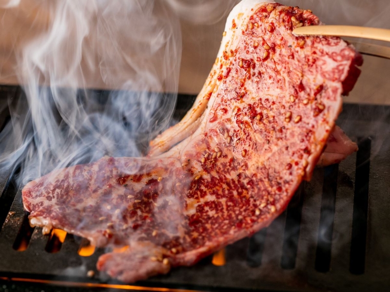 黒毛和牛の「名物とろ肉3秒炙り」はリピート率90%以上!「牛8 USHIHACHI」の人気の秘密を定番メニューから徹底検証 黒毛和牛の「名物とろ肉3秒炙り」はリピート率90%以上!「牛8 USHIHACHI」の人気の秘密を定番メニューから徹底検証|牛8(USHIHACHI)