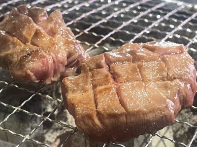 やわらかで脂乗り抜群！ 名物「厚切りタン」七輪焼きのお肉とお酒を楽しむ新感覚の焼肉バー（大阪市 西区　炭火焼肉あさくら）｜炭火焼肉あさくら