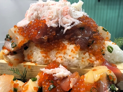 【閉店中】富士山がモチーフ！ 海鮮がこんもり乗った名物「カッパ女王」朝〆の新鮮な魚料理がSNSで話題の居酒屋（大阪市 東成区　海鮮キッチン でこぼこ）｜海鮮キッチンでこぼこ