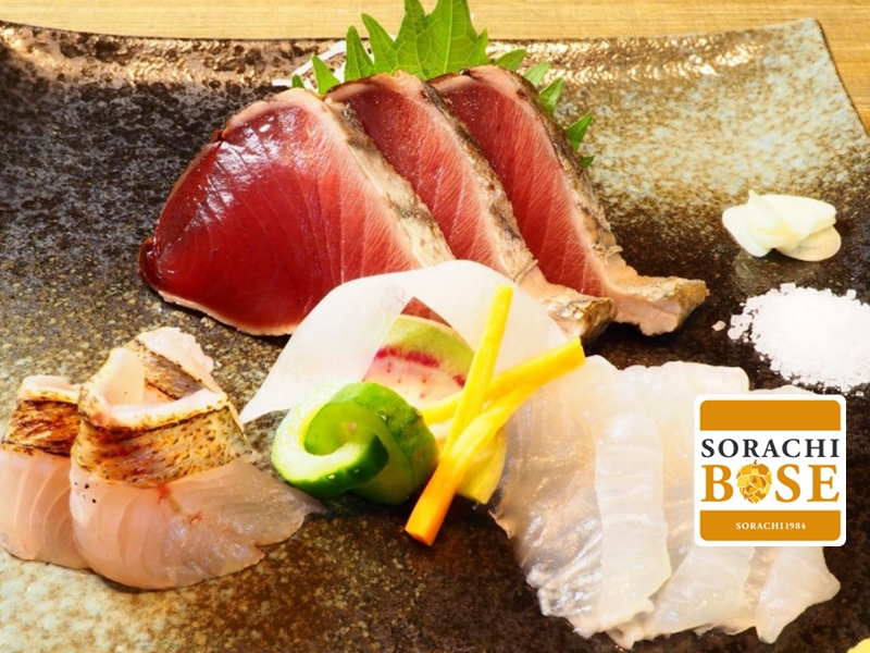 【宮城県 気仙沼市　和醸酒一杯屋梟】稲藁で炙る「カツオの藁焼き造り」は店主自慢の一品！ 気仙沼の新鮮な食材を使ったこだわりのメニューを楽しめる“ミシュランガイド宮城2017版”掲載の人気居酒屋｜サッポロ　SORACHI 1984