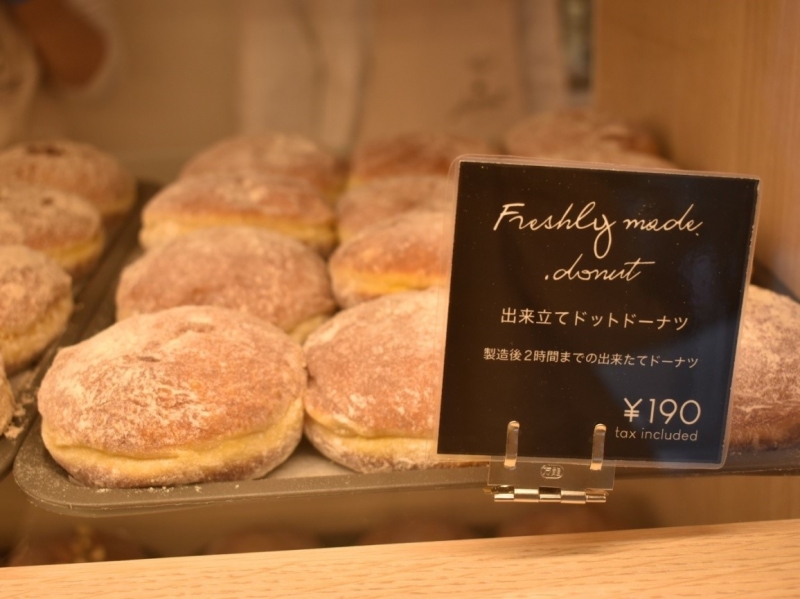 ホワイトチョコレートとフランボワーズのハーモニーが楽しめる「ホワイトフランボワーズ」神戸で話題の生ドーナツ専門店「.donut（ドットドーナツ）」の人気ラインナップをご紹介！｜.donut（ドットドーナツ）-003