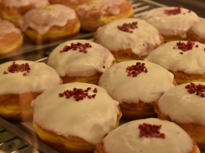 ホワイトチョコレートとフランボワーズのハーモニーが楽しめる「ホワイトフランボワーズ」神戸で話題の生ドーナツ専門店「.donut（ドットドーナツ）」の人気ラインナップをご紹介！｜.donut（ドットドーナツ）