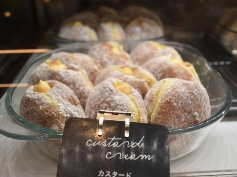 ホワイトチョコレートとフランボワーズのハーモニーが楽しめる「ホワイトフランボワーズ」神戸で話題の生ドーナツ専門店「.donut（ドットドーナツ）」の人気ラインナップをご紹介！｜.donut（ドットドーナツ）-004