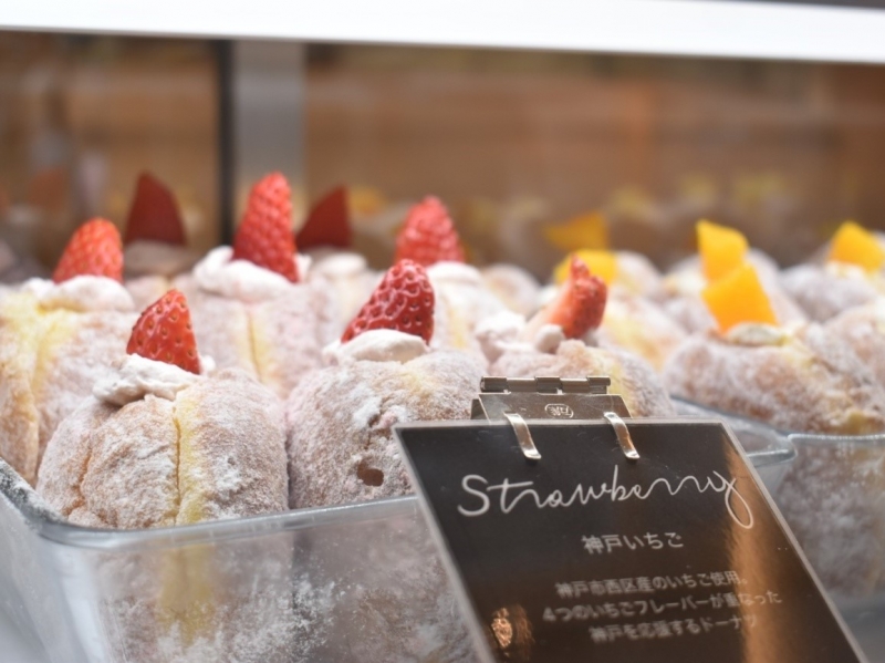 ホワイトチョコレートとフランボワーズのハーモニーが楽しめる「ホワイトフランボワーズ」神戸で話題の生ドーナツ専門店「.donut（ドットドーナツ）」の人気ラインナップをご紹介！｜.donut（ドットドーナツ）-006