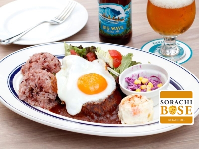 【東京都 新宿区　Hawaiian Cafe OluOlu 西新宿店】自家製グレイビーソースで味わうハワイのソウルフード「ロコモコプレート」ハワイリゾートの雰囲気でロコフードとドリンクを楽しむ