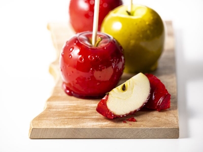 旬のりんごを手作業で飴コーティング♪人気の「りんご飴」青森りんごを使ったりんごスイーツの専門店「あら、りんご。」の人気商品｜あら、りんご。