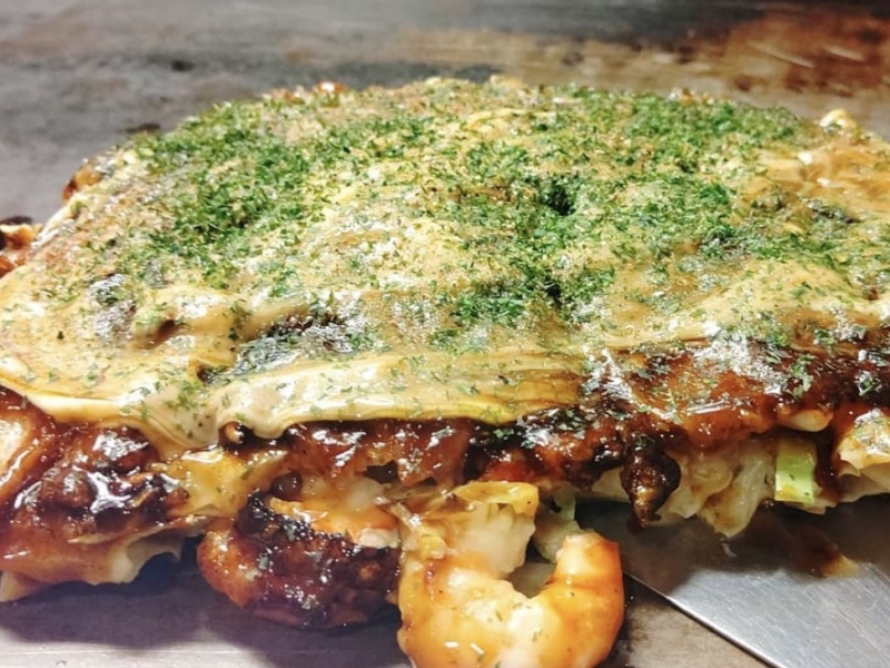 魚介の旨味がたっぷりつまった「ミックスモダン」素材にとことんこだわるお好み焼きと鉄板焼きをリーズナブルに味わう（大阪 中央区　おこのみ焼き 伍栄門／ごえいもん）｜おこのみ焼き伍栄門