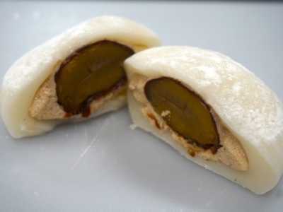 モチフワ食感の大福に大きな渋皮栗がまるっと1個入り！ファミリーマート「渋皮栗のモンブラン大福」｜コンビニトピック