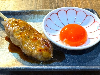 旨味たっぷりのつくねと濃厚でまろやかな卵黄は相性抜群！「スペイン栗豚つくね」と「月見」無添加の串焼きと新鮮野菜の一品料理も楽しめるお店（大阪府 吹田市　串焼き串カツまさやん）｜串焼き串カツまさやん