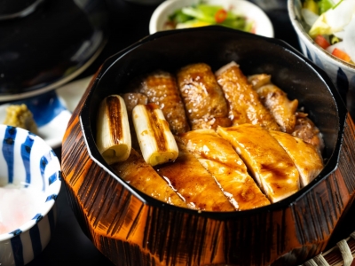 地鶏の王様・名古屋コーチンとうまかハーブ鶏を食べ比べ！3通りの食べ方で楽しめる「鶏ひつまぶし」厳選鶏の鉄板焼を新鮮野菜とともに味わう（兵庫県 西宮市　鉄板焼　鶏料理　かしわ阪急西宮ガーデンズ店）｜鉄板焼　鶏料理　かしわ阪急西宮ガーデンズ店